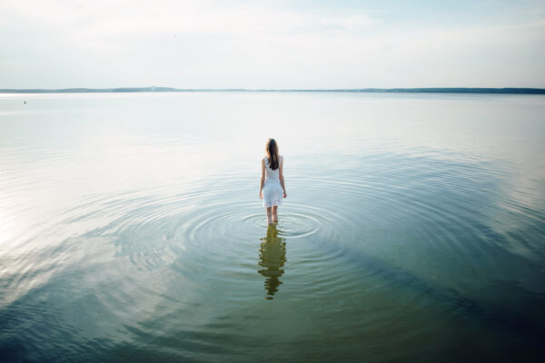 水の上に立つ女性