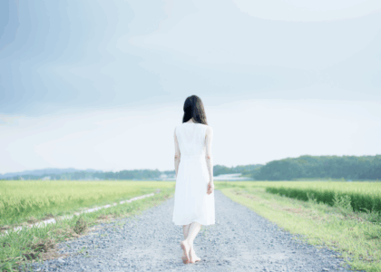 道を歩く一人の女性